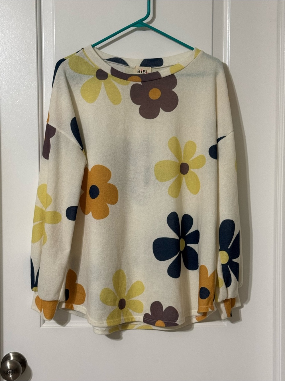 BIBI Cream Floral Long-Sleeve Pullover Top